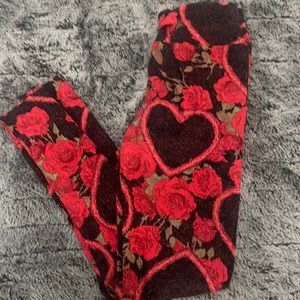 OS lularoe leggings in rose / heart red print